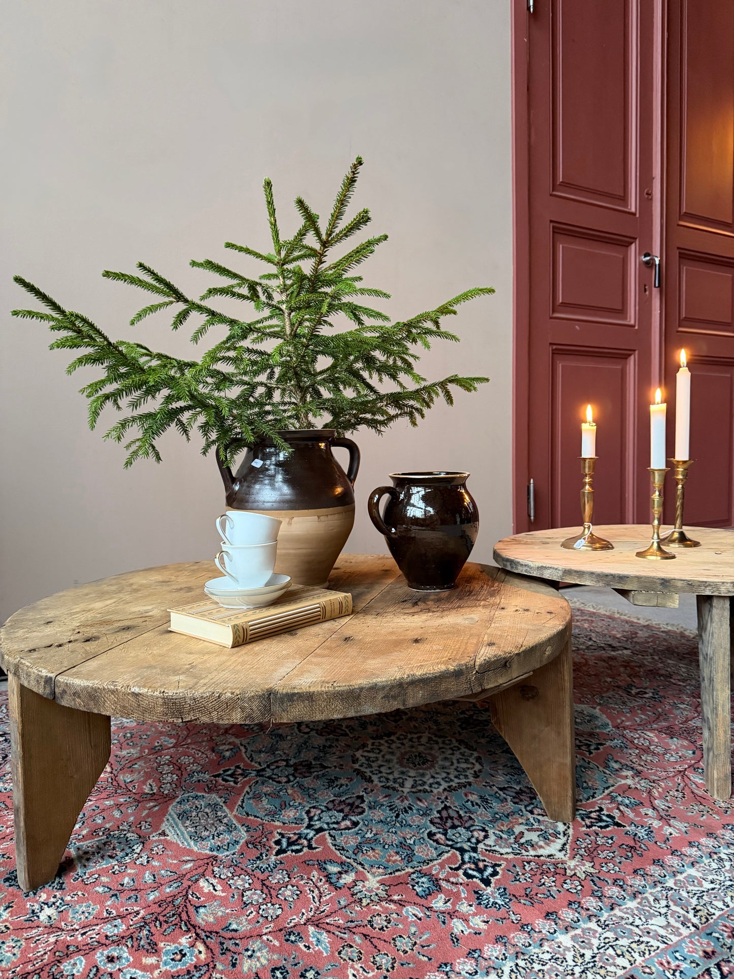 Ett litet lågt och vackert gammalt träbord med nätta mått som passar fint för sig själv eller tillsammans med ett större träbord som på bilden ( Artikel nr D449 ). 