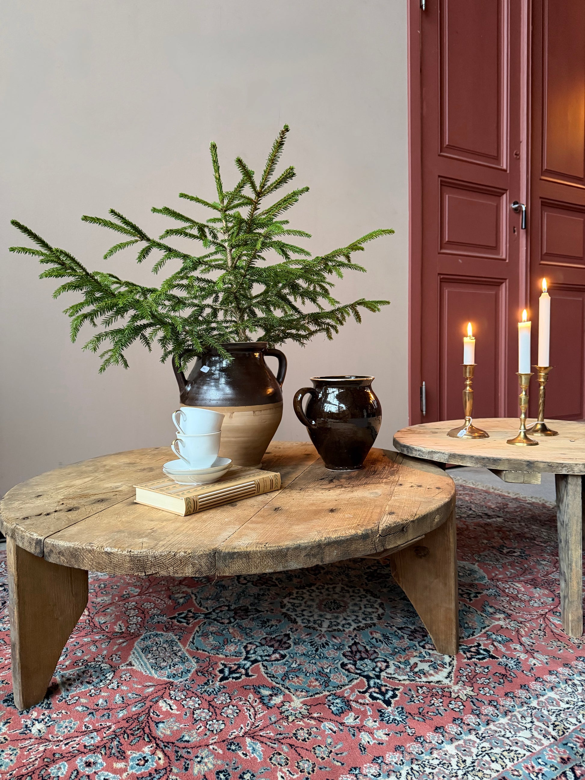 Ett litet lågt och vackert gammalt träbord med nätta mått som passar fint för sig själv eller tillsammans med ett större träbord som på bilden ( Artikel nr D449 ). 