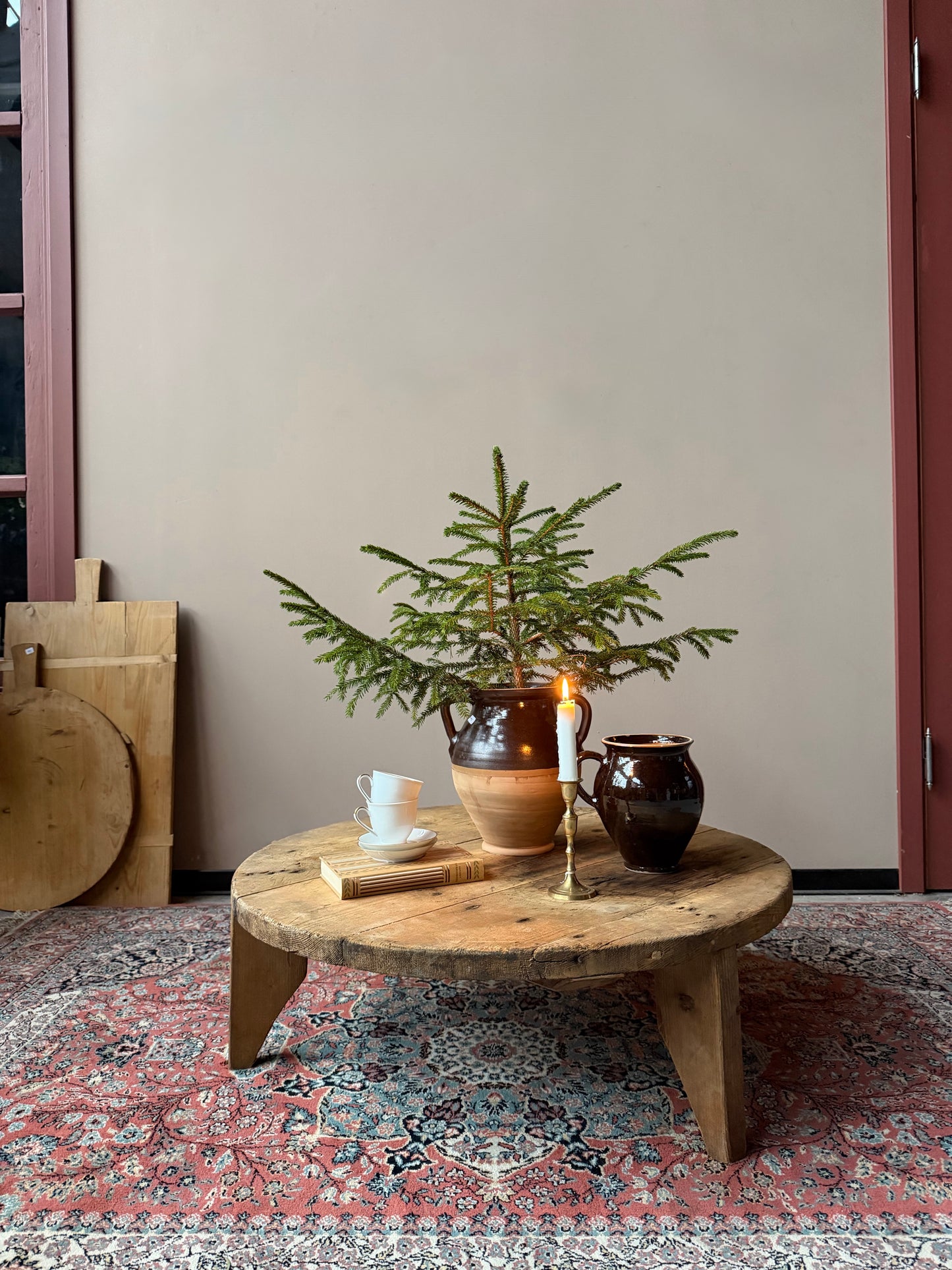 Ett stort lågt och vackert gammalt träbord som passar fint för sig själv eller tillsammans med ett mindre träbord ( Artikel nr D448 ) som på ett par av bilderna.Bordet är trärent/obehandlat. På översidan av bordet är det ett parti som är mörkare. Se bilderna.