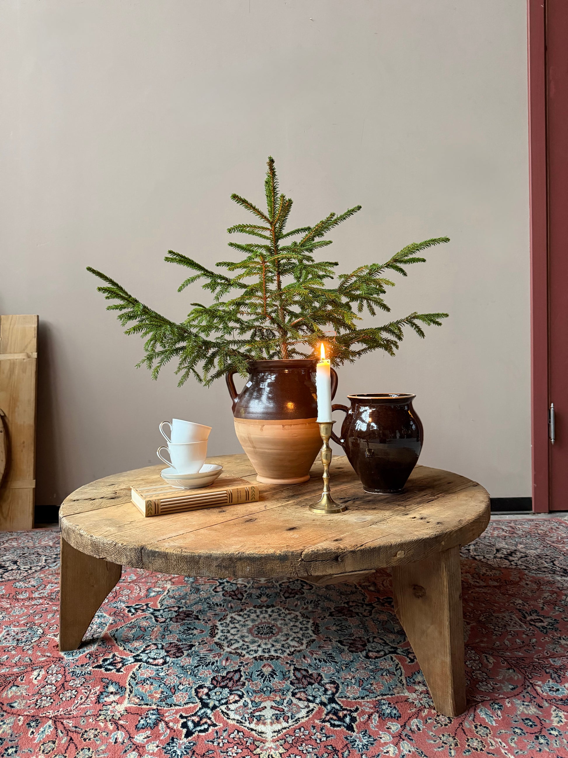 Ett stort lågt och vackert gammalt träbord som passar fint för sig själv eller tillsammans med ett mindre träbord ( Artikel nr D448 ) som på ett par av bilderna.Bordet är trärent/obehandlat. På översidan av bordet är det ett parti som är mörkare. Se bilderna.