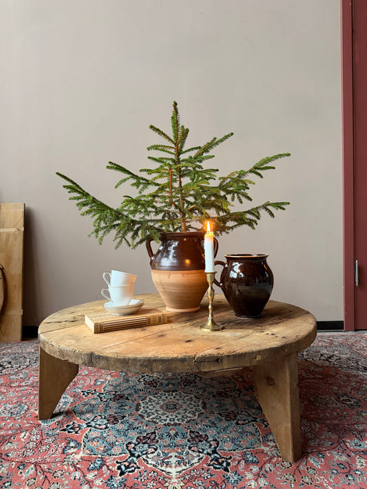 Ett stort lågt och vackert gammalt träbord som passar fint för sig själv eller tillsammans med ett mindre träbord ( Artikel nr D448 ) som på ett par av bilderna.Bordet är trärent/obehandlat. På översidan av bordet är det ett parti som är mörkare. Se bilderna.