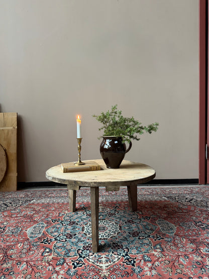 Ett litet lågt och vackert gammalt träbord med nätta mått som passar fint för sig själv eller tillsammans med ett större träbord.