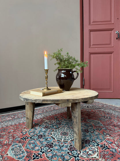 Ett litet lågt och vackert gammalt träbord med nätta mått som passar fint för sig själv eller tillsammans med ett större träbord.