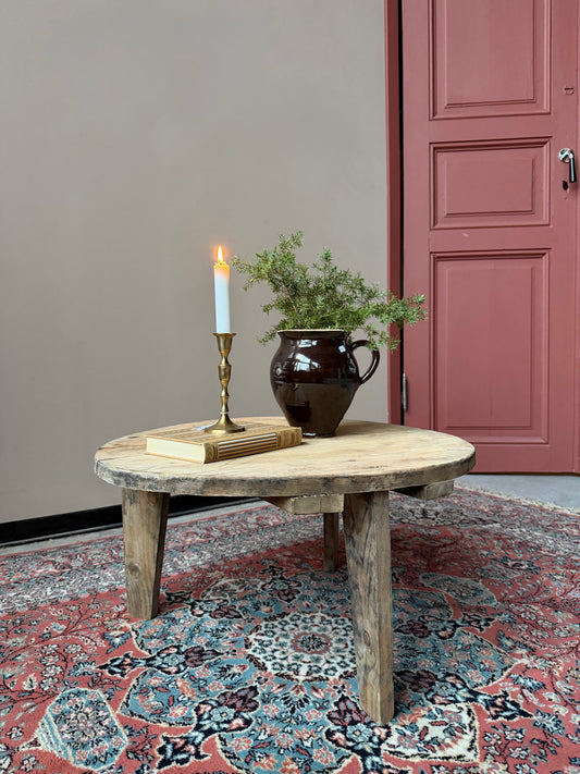 Ett litet lågt och vackert gammalt träbord med nätta mått som passar fint för sig själv eller tillsammans med ett större träbord.