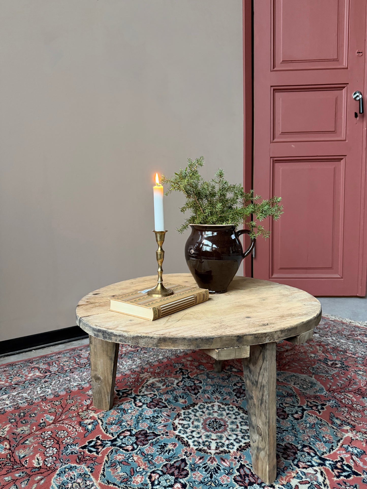 Ett litet lågt och vackert gammalt träbord med nätta mått som passar fint för sig själv eller tillsammans med ett större träbord.