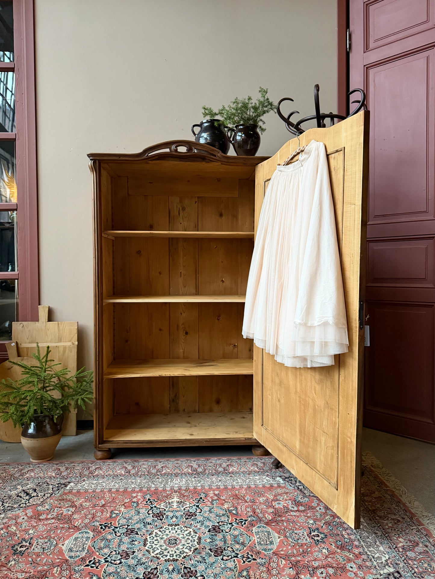 Ett gammalt vackert linneskåp i trä med en dörr och runda former. Utvändigt är skåpet vaxat i en mörkbrun nyans för fin lyster. 