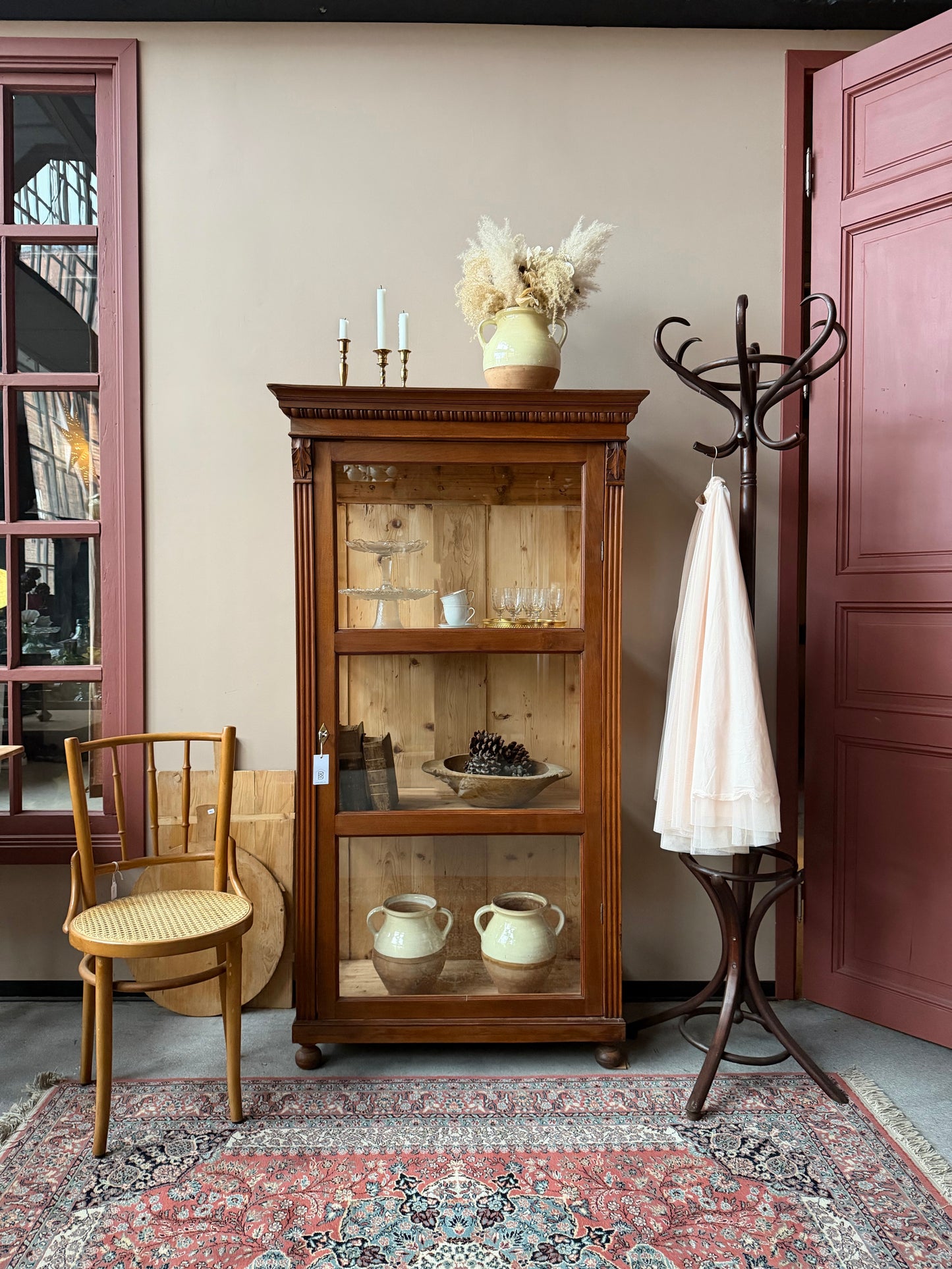 Ett gammalt vackert vitrinskåp/Displayskåp med raka och enkla linjer och fina detaljer.Skåpet har vitrin i sidorna för fint ljusinsläpp. 