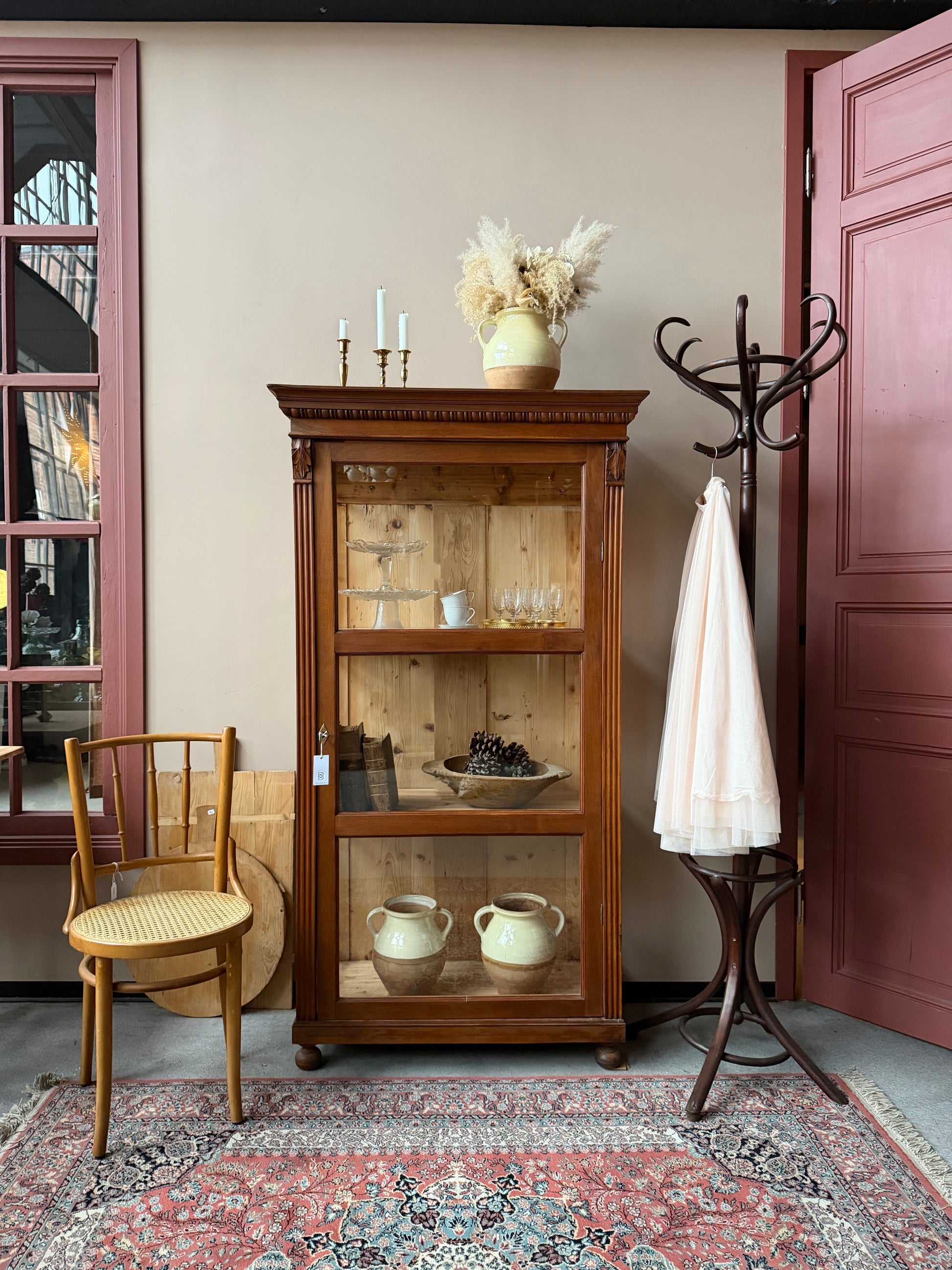 Ett gammalt vackert vitrinskåp/Displayskåp med raka och enkla linjer och fina detaljer.Skåpet har vitrin i sidorna för fint ljusinsläpp. 