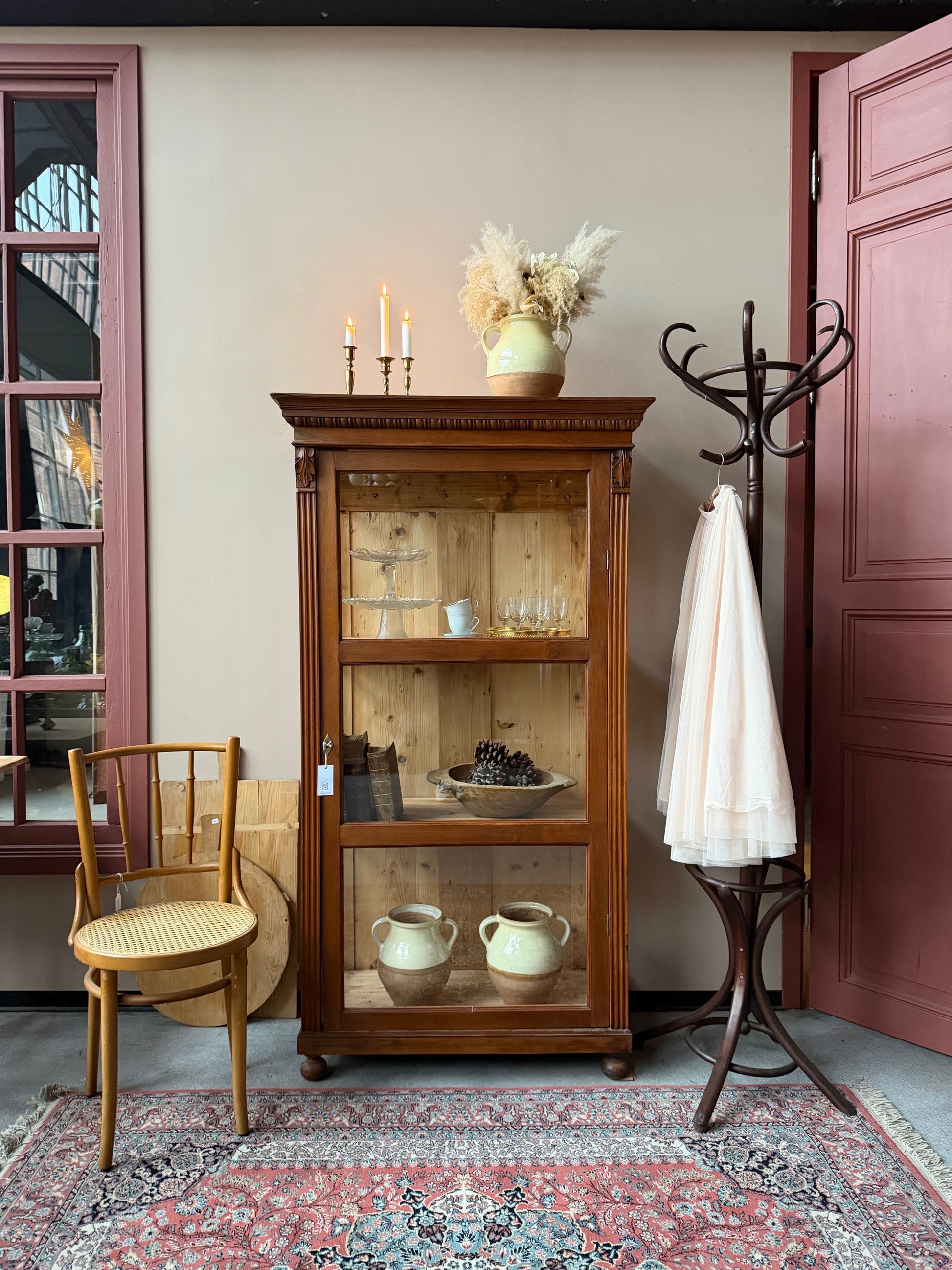 Ett gammalt vackert vitrinskåp/Displayskåp med raka och enkla linjer och fina detaljer.Skåpet har vitrin i sidorna för fint ljusinsläpp. 