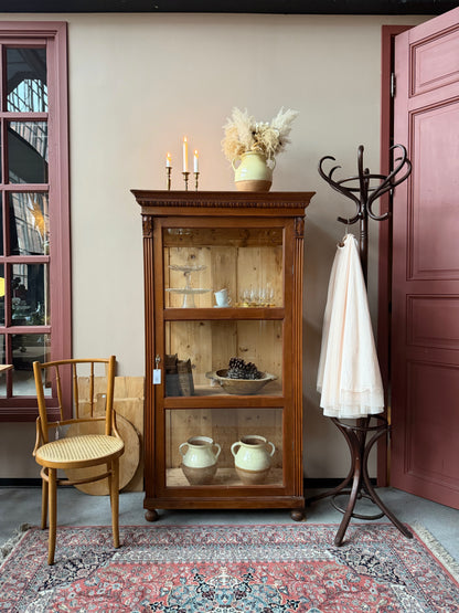 Ett gammalt vackert vitrinskåp/Displayskåp med raka och enkla linjer och fina detaljer.Skåpet har vitrin i sidorna för fint ljusinsläpp. 