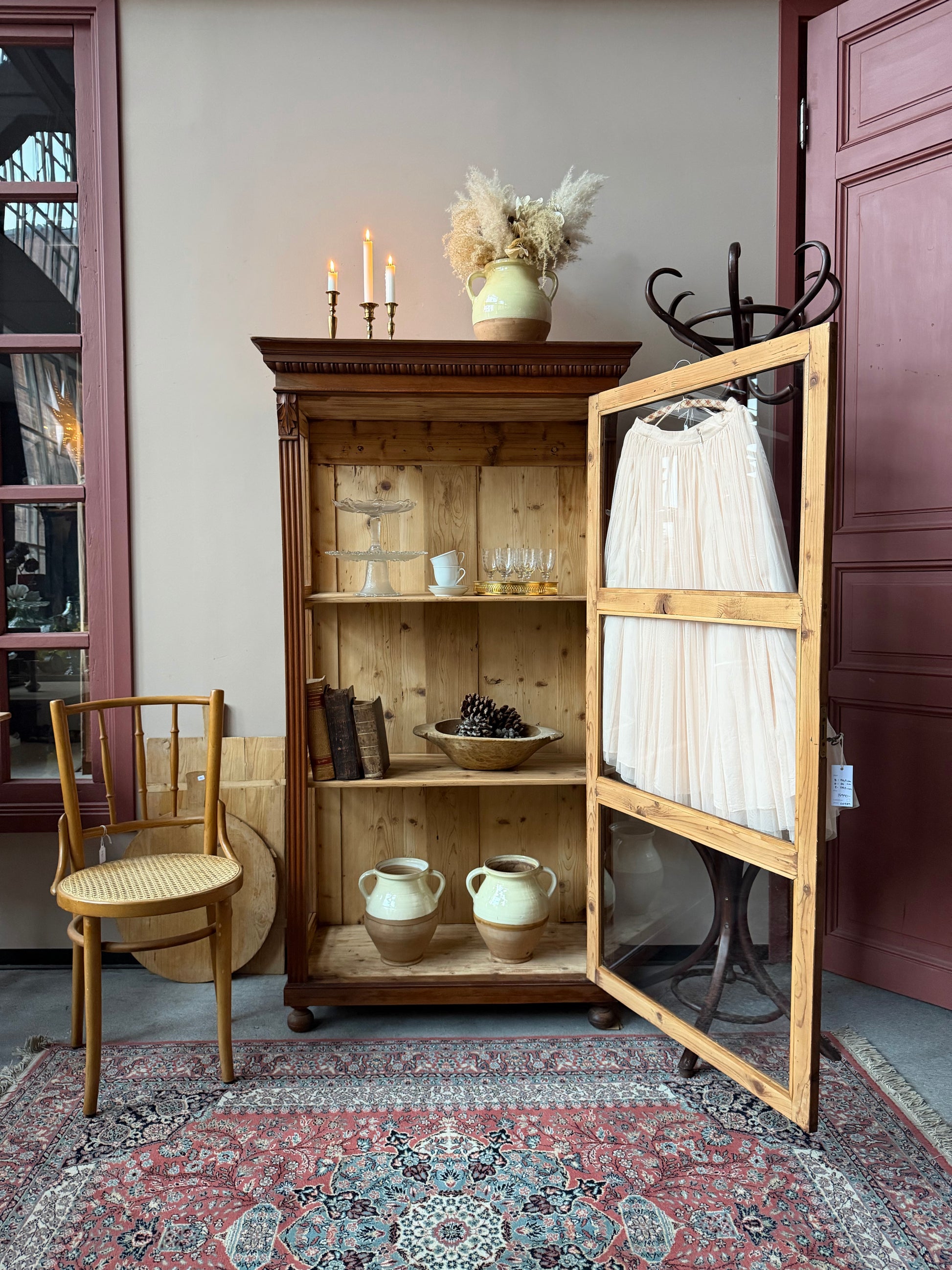 Ett gammalt vackert vitrinskåp/Displayskåp med raka och enkla linjer och fina detaljer.Skåpet har vitrin i sidorna för fint ljusinsläpp. 