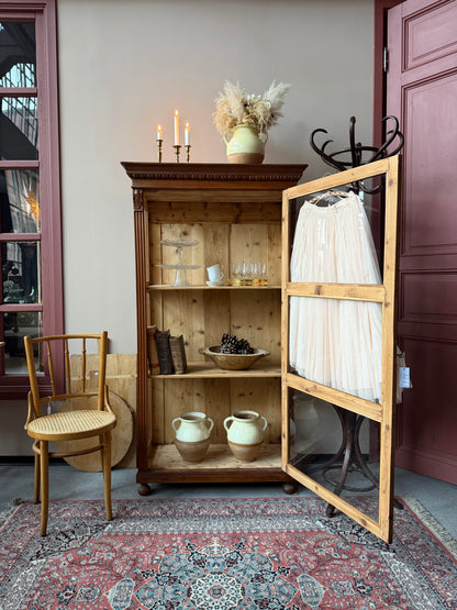 Ett gammalt vackert vitrinskåp/Displayskåp med raka och enkla linjer och fina detaljer.Skåpet har vitrin i sidorna för fint ljusinsläpp. 