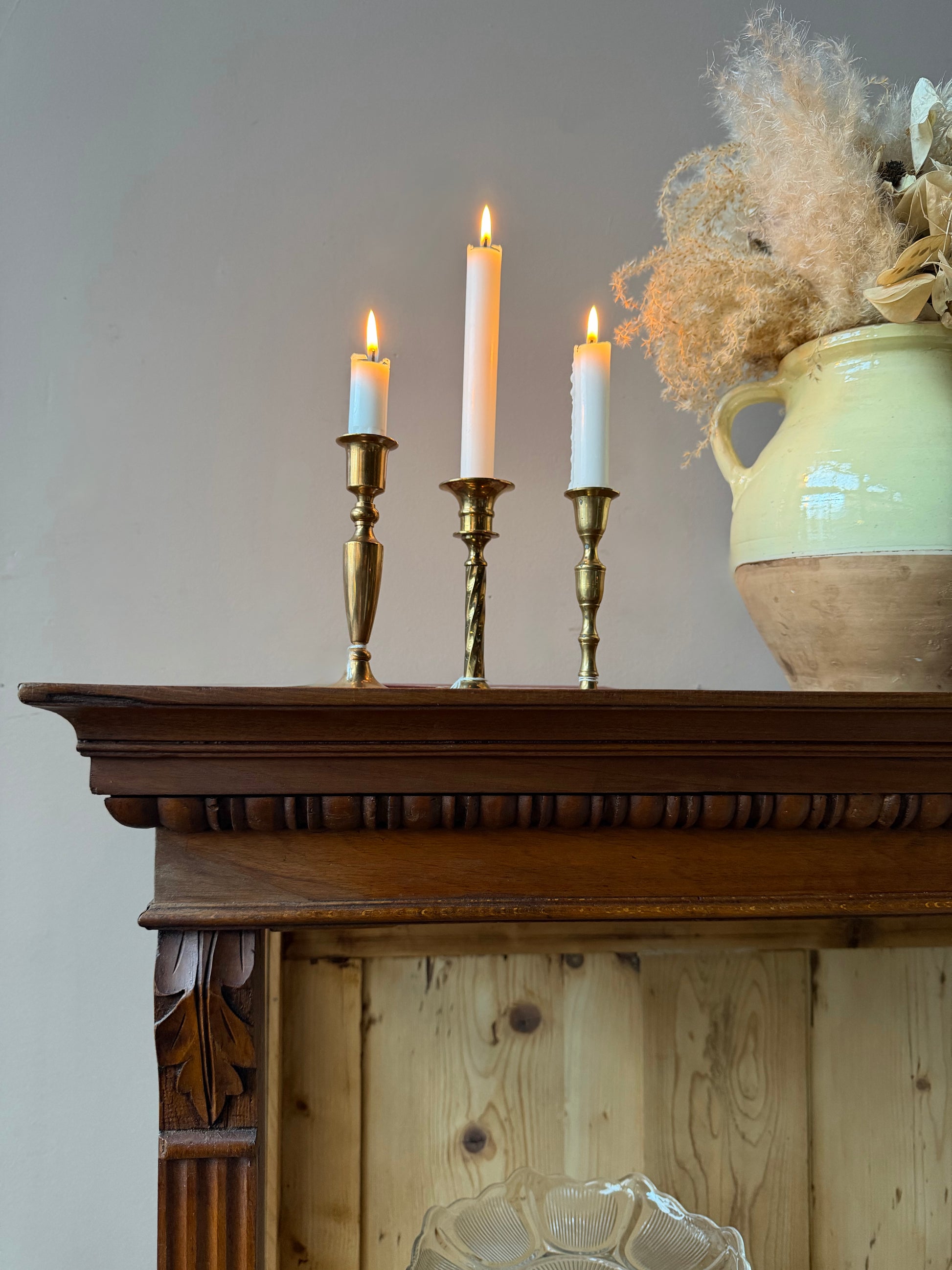 Ett gammalt vackert vitrinskåp/Displayskåp med raka och enkla linjer och fina detaljer.Skåpet har vitrin i sidorna för fint ljusinsläpp. 