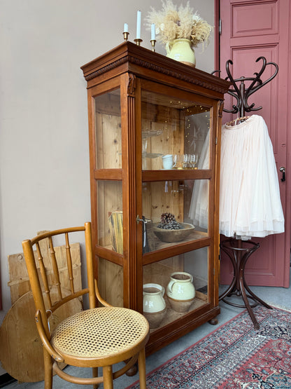Ett gammalt vackert vitrinskåp/Displayskåp med raka och enkla linjer och fina detaljer.Skåpet har vitrin i sidorna för fint ljusinsläpp. 