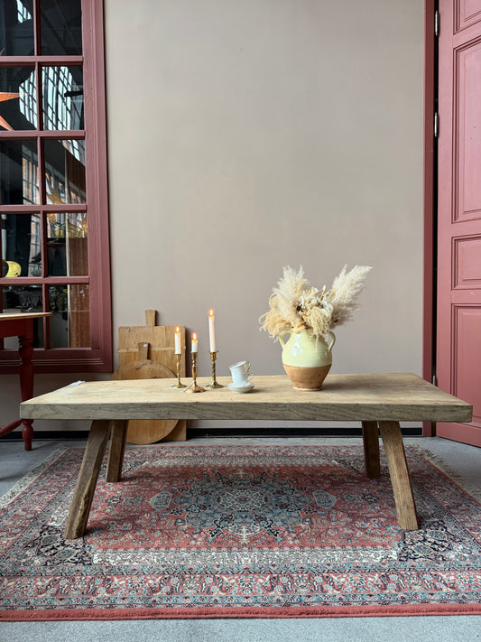 En gammal bänk med många användningsområden; soffbord eller sideboard.Produkten är gammal med härlig patina och spår av tidens tand. 