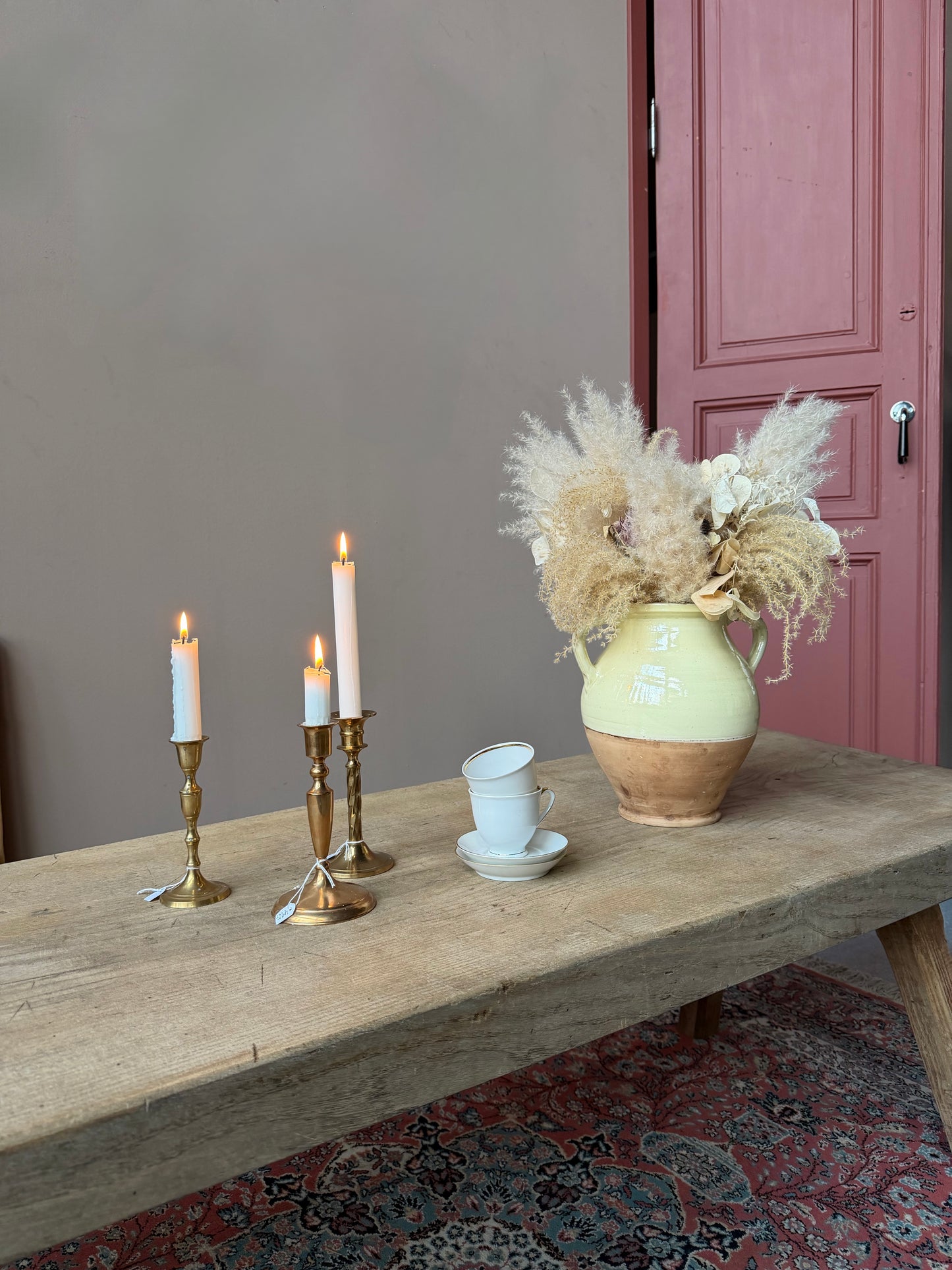 En gammal bänk med många användningsområden; soffbord eller sideboard.Produkten är gammal med härlig patina och spår av tidens tand. 