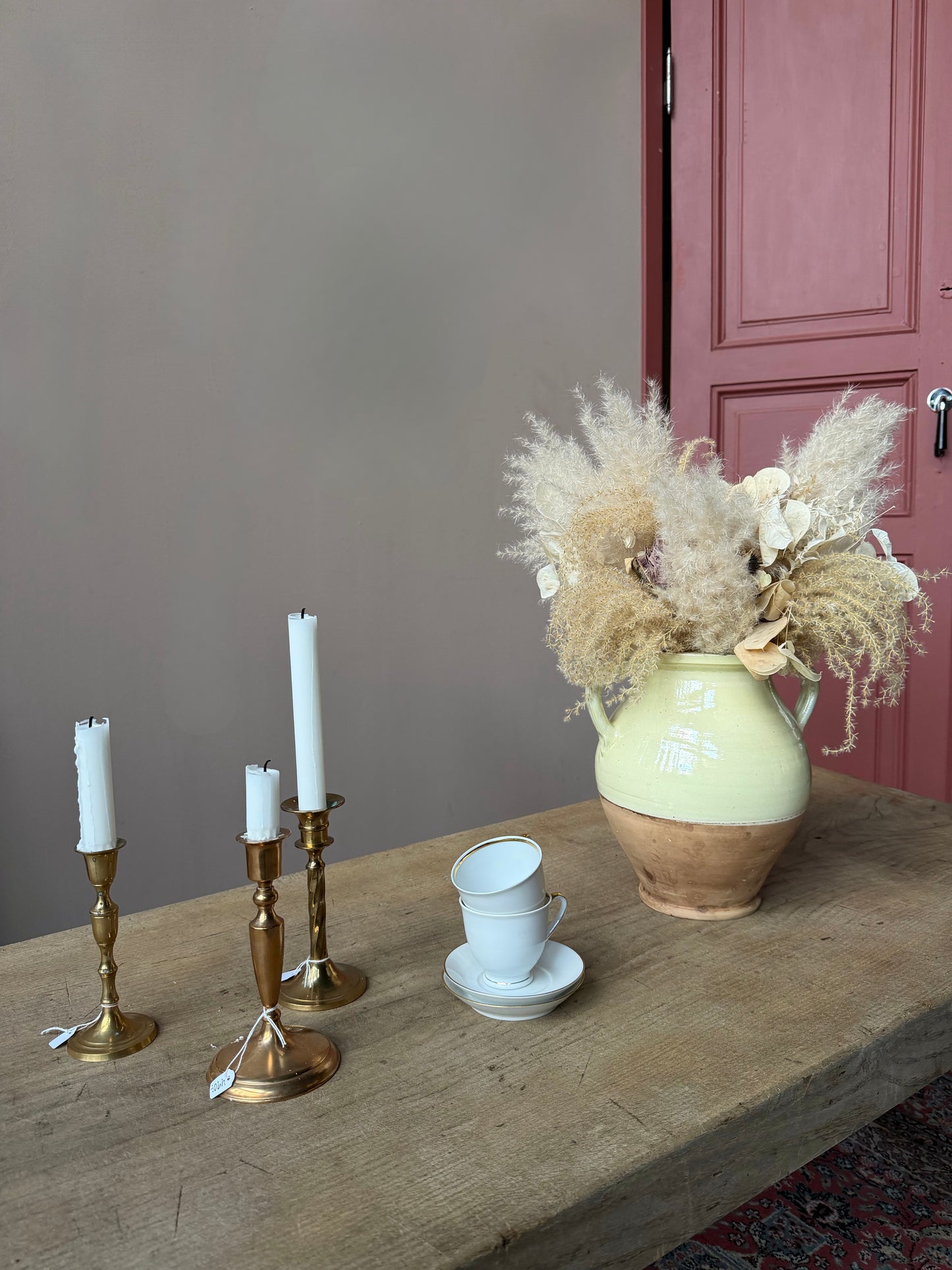 En gammal bänk med många användningsområden; soffbord eller sideboard.Produkten är gammal med härlig patina och spår av tidens tand. 