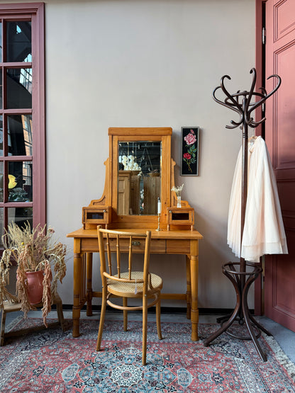 Ett vackert sminkbord med spegel och fina detaljer. Sminkbordet har förvaring med dess söta små skåp på ovansidan och en utdragbar låda med tidstypiska beslag. Bordet är gammalt och vissa mindre skavanker kan förekomma. 