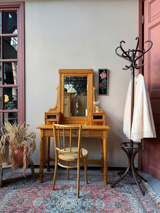 Ett vackert sminkbord med spegel och fina detaljer. Sminkbordet har förvaring med dess söta små skåp på ovansidan och en utdragbar låda med tidstypiska beslag. Bordet är gammalt och vissa mindre skavanker kan förekomma. 