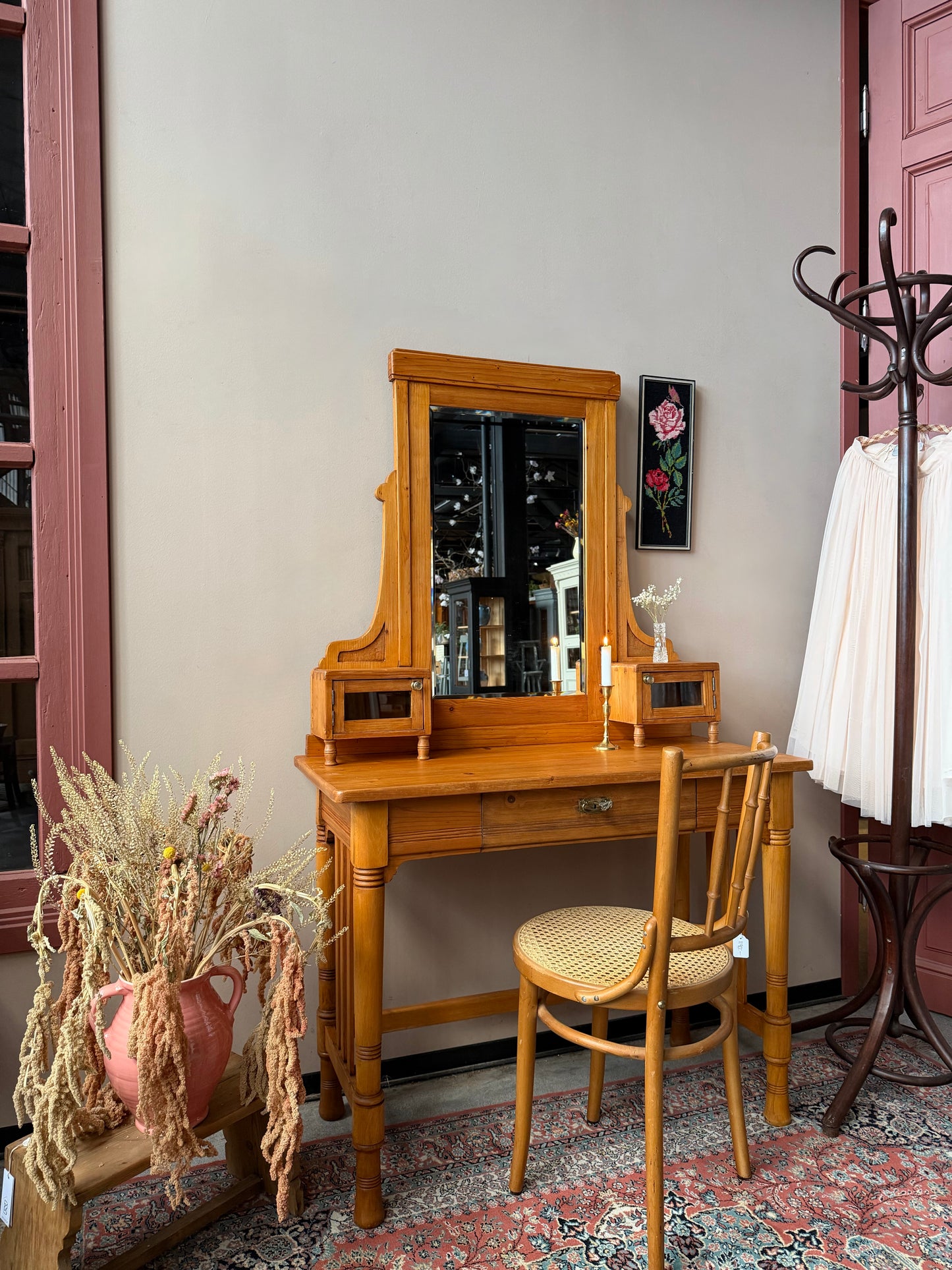 Ett vackert sminkbord med spegel och fina detaljer. Sminkbordet har förvaring med dess söta små skåp på ovansidan och en utdragbar låda med tidstypiska beslag. Bordet är gammalt och vissa mindre skavanker kan förekomma. 