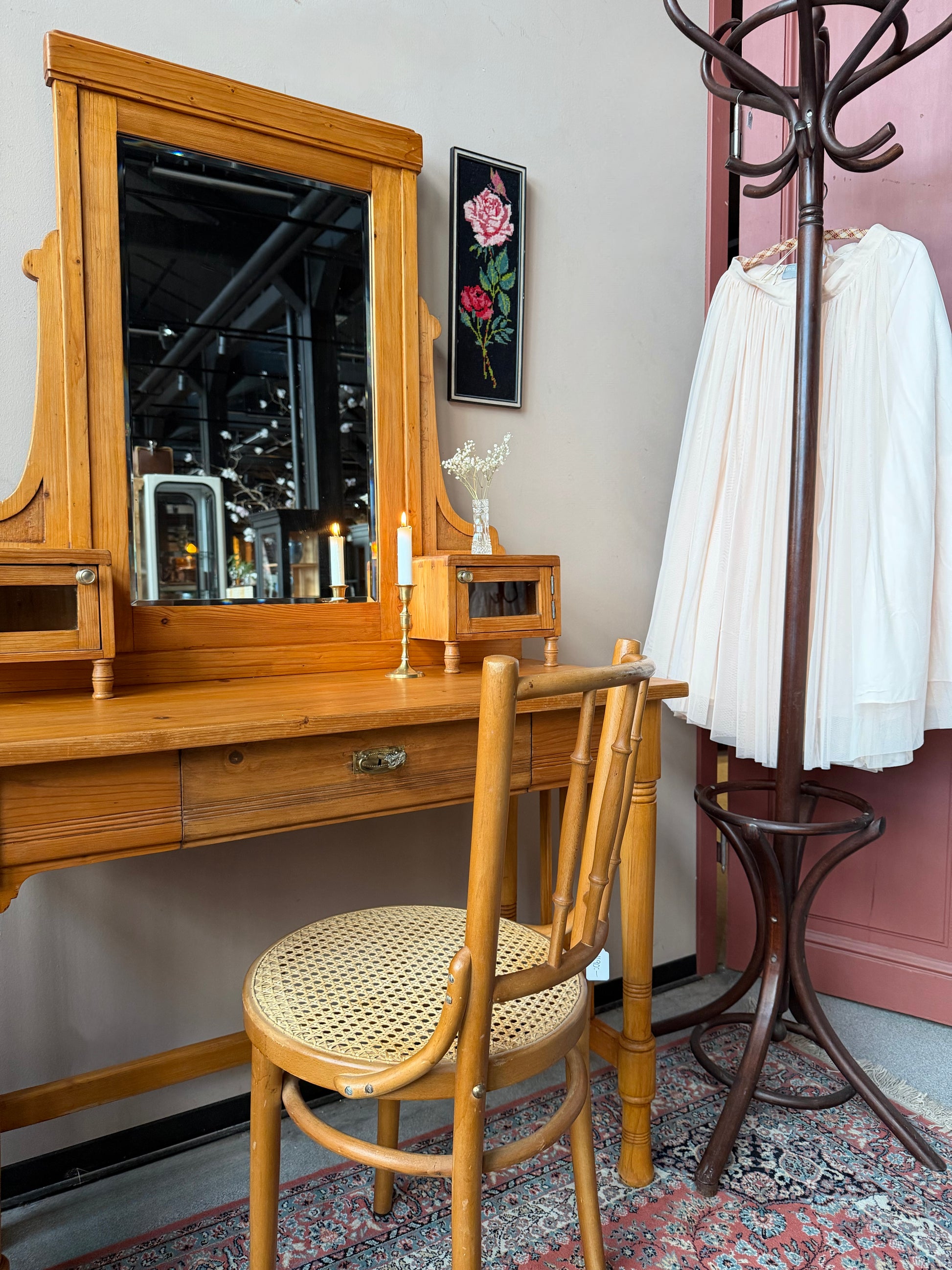 Ett vackert sminkbord med spegel och fina detaljer. Sminkbordet har förvaring med dess söta små skåp på ovansidan och en utdragbar låda med tidstypiska beslag. Bordet är gammalt och vissa mindre skavanker kan förekomma. 