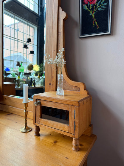 Ett vackert sminkbord med spegel och fina detaljer. Sminkbordet har förvaring med dess söta små skåp på ovansidan och en utdragbar låda med tidstypiska beslag. Bordet är gammalt och vissa mindre skavanker kan förekomma. 