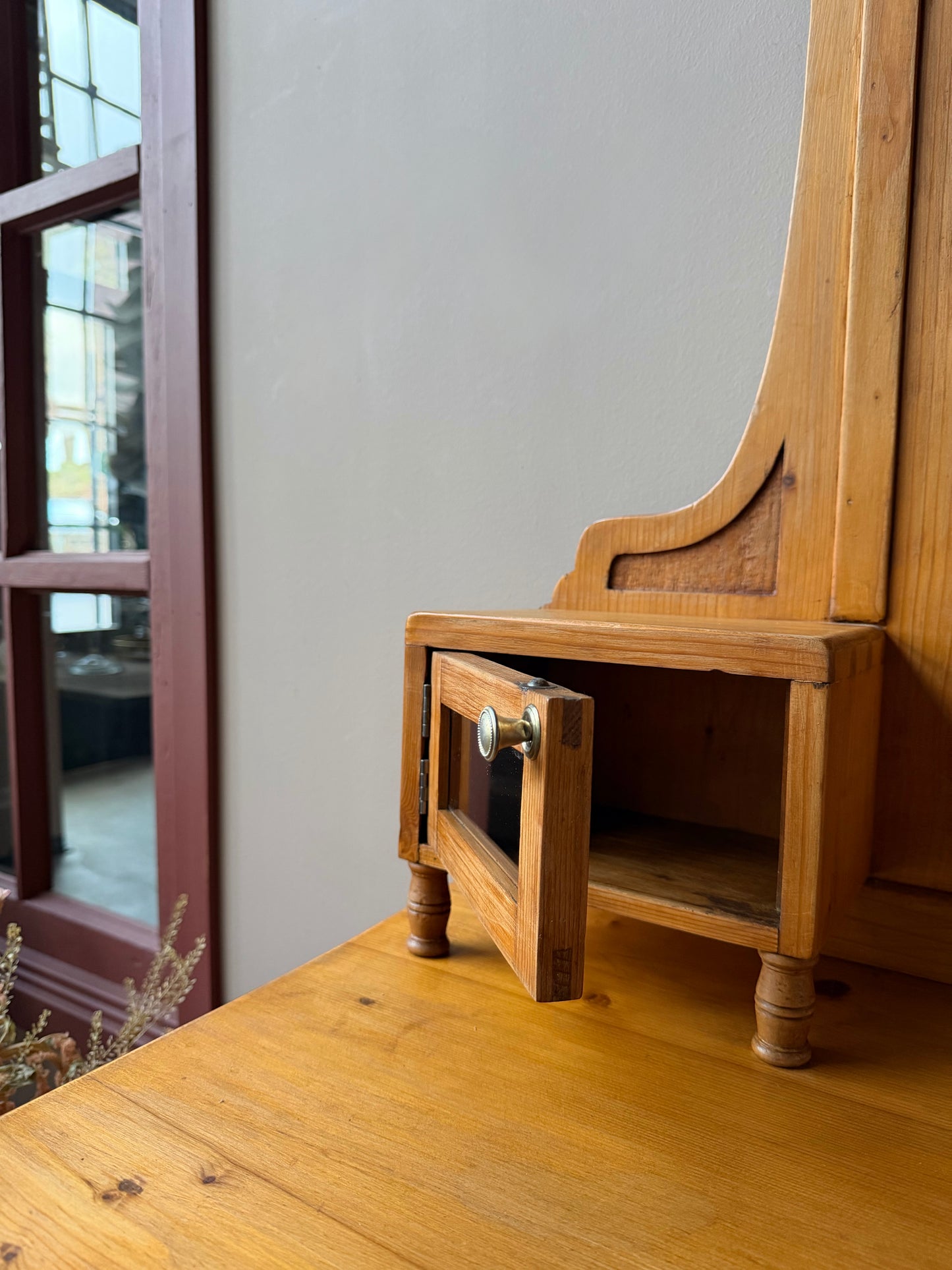 Ett vackert sminkbord med spegel och fina detaljer. Sminkbordet har förvaring med dess söta små skåp på ovansidan och en utdragbar låda med tidstypiska beslag. Bordet är gammalt och vissa mindre skavanker kan förekomma. 