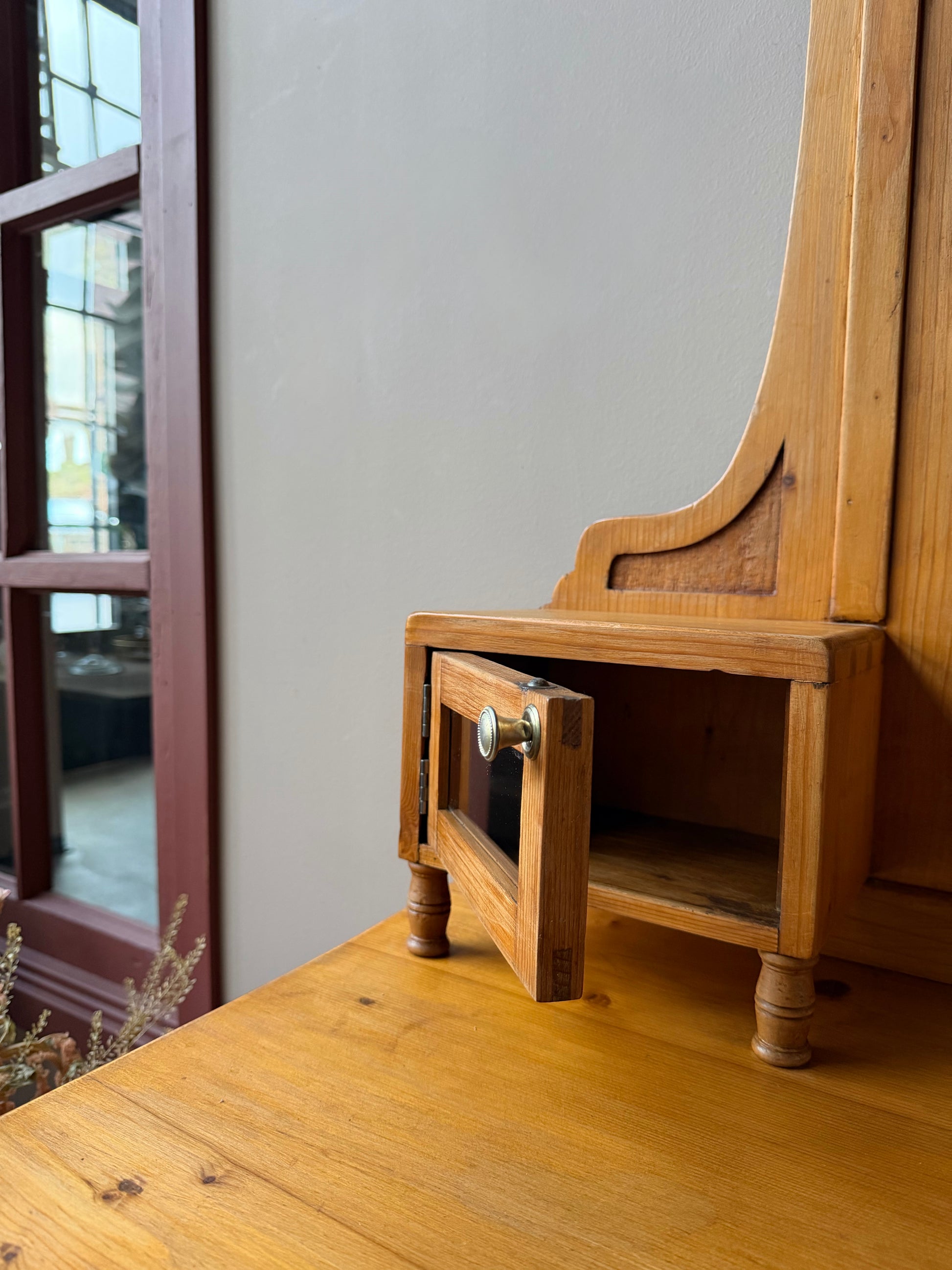 Ett vackert sminkbord med spegel och fina detaljer. Sminkbordet har förvaring med dess söta små skåp på ovansidan och en utdragbar låda med tidstypiska beslag. Bordet är gammalt och vissa mindre skavanker kan förekomma. 
