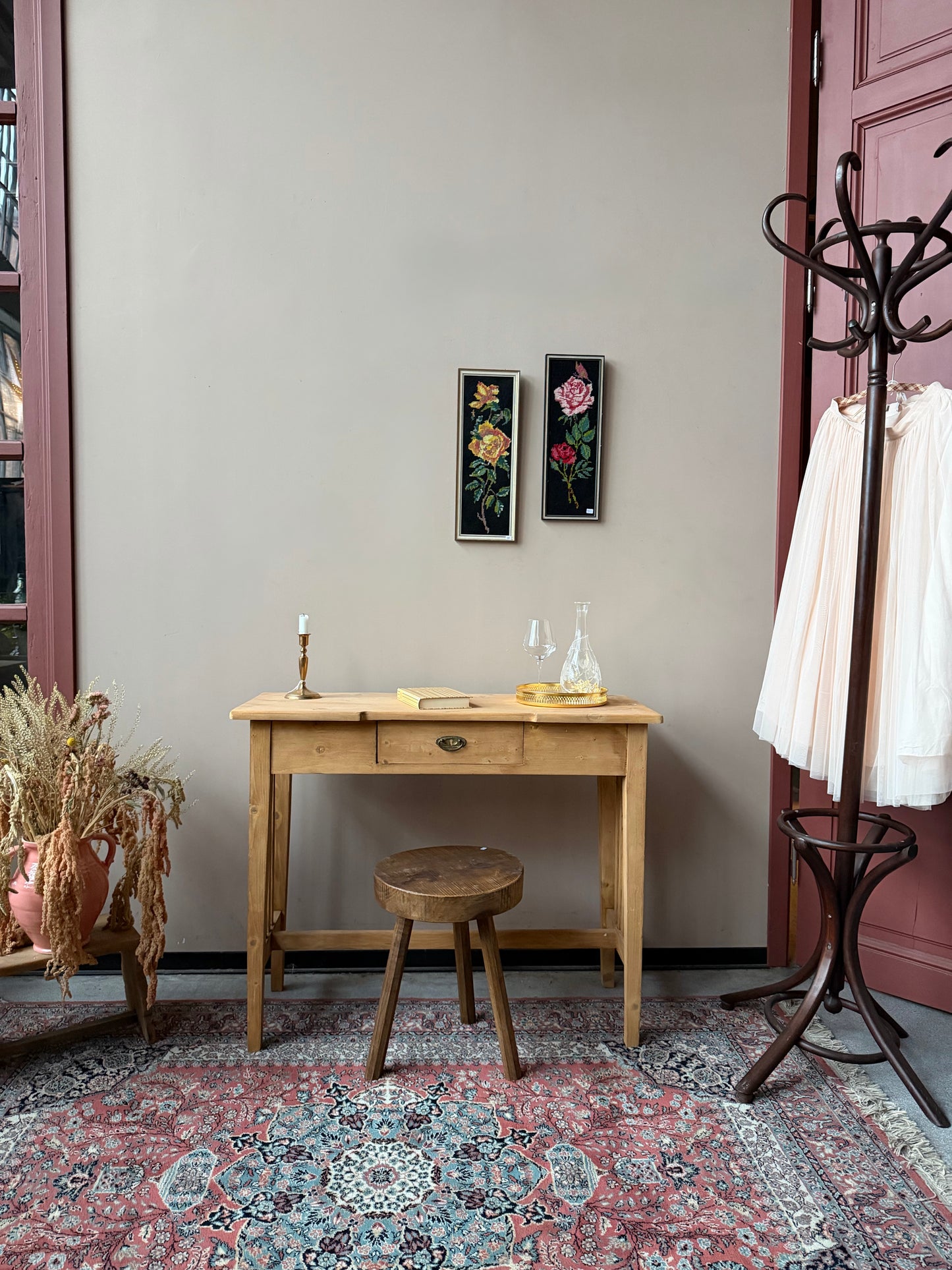 Ett vackert gammalt bord med nätta mått som passar som skrivbord,sminkbord eller sideboard. Bordet är trärent med en utdragbar låda med fint beslag.