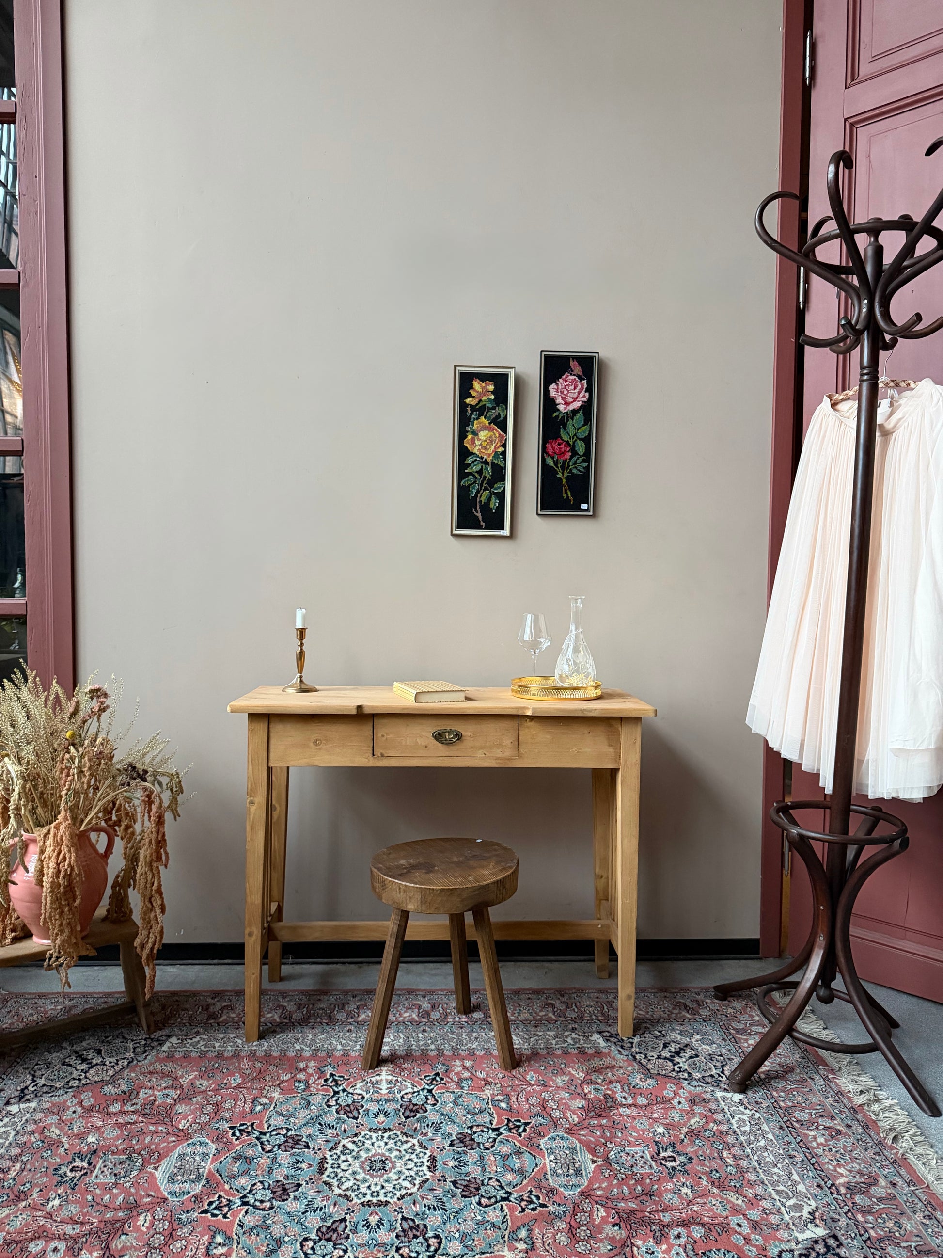 Ett vackert gammalt bord med nätta mått som passar som skrivbord,sminkbord eller sideboard. Bordet är trärent med en utdragbar låda med fint beslag.