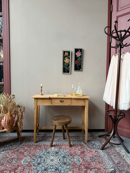 Ett vackert gammalt bord med nätta mått som passar som skrivbord,sminkbord eller sideboard. Bordet är trärent med en utdragbar låda med fint beslag.