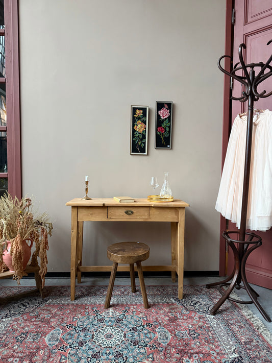 Ett vackert gammalt bord med nätta mått som passar som skrivbord,sminkbord eller sideboard. Bordet är trärent med en utdragbar låda med fint beslag.