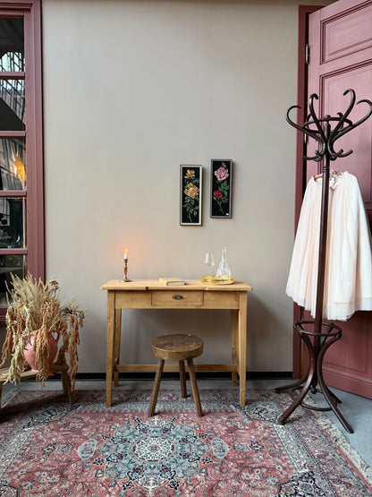 Ett vackert gammalt bord med nätta mått som passar som skrivbord,sminkbord eller sideboard. Bordet är trärent med en utdragbar låda med fint beslag.