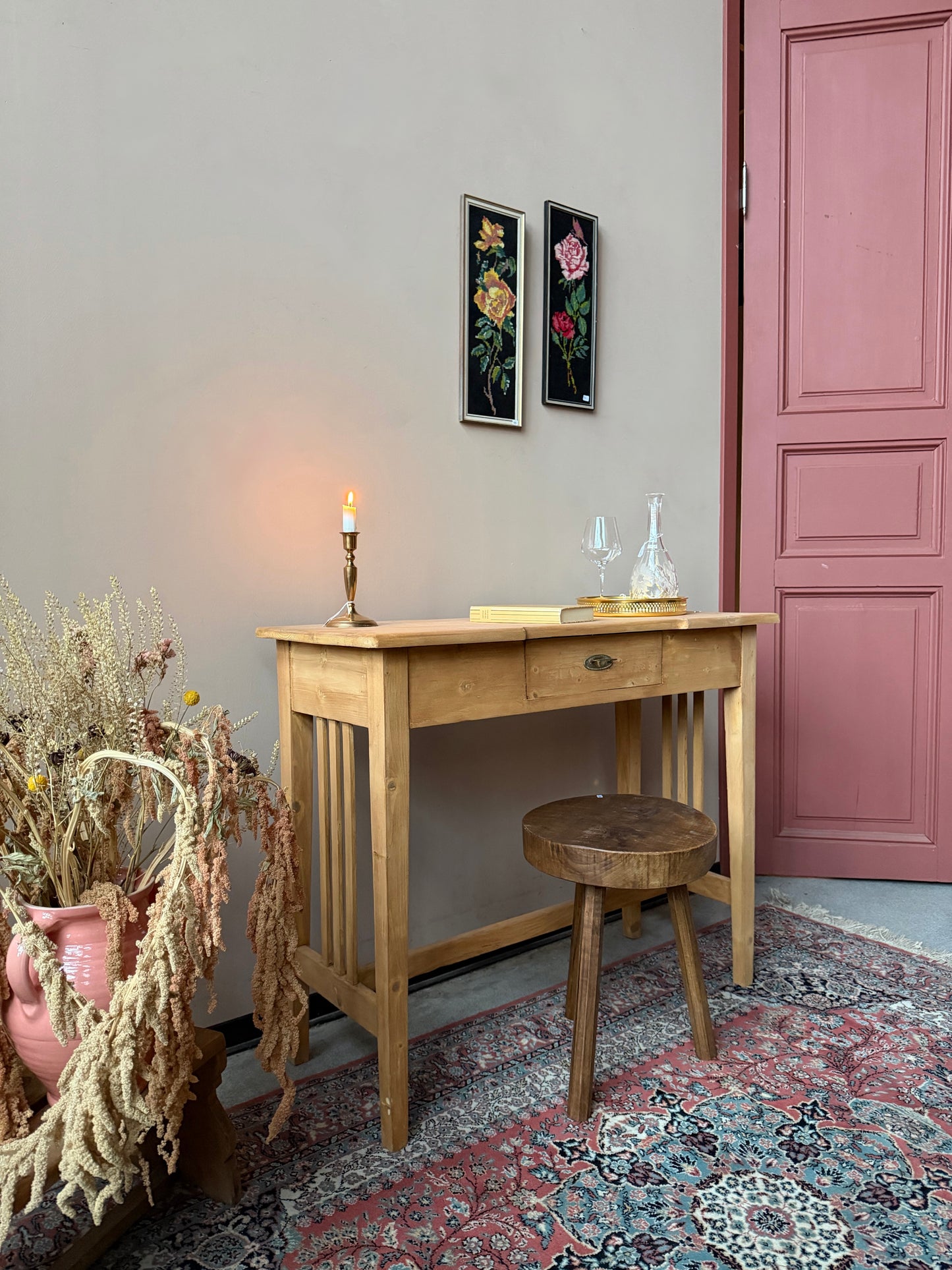 Ett vackert gammalt bord med nätta mått som passar som skrivbord,sminkbord eller sideboard. Bordet är trärent med en utdragbar låda med fint beslag.