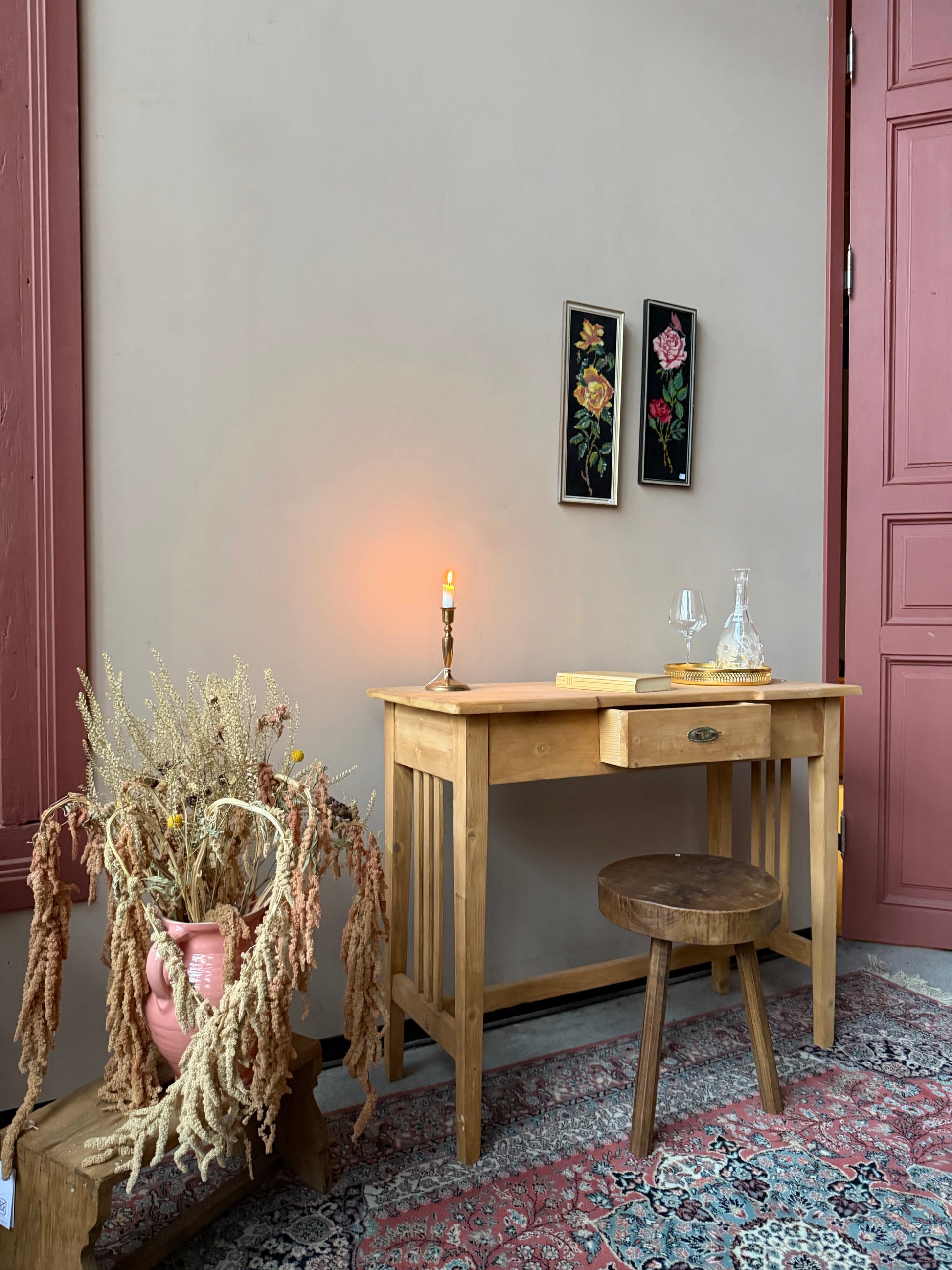 Ett vackert gammalt bord med nätta mått som passar som skrivbord,sminkbord eller sideboard. Bordet är trärent med en utdragbar låda med fint beslag.