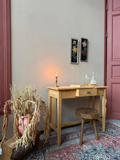 Ett vackert gammalt bord med nätta mått som passar som skrivbord,sminkbord eller sideboard. Bordet är trärent med en utdragbar låda med fint beslag.