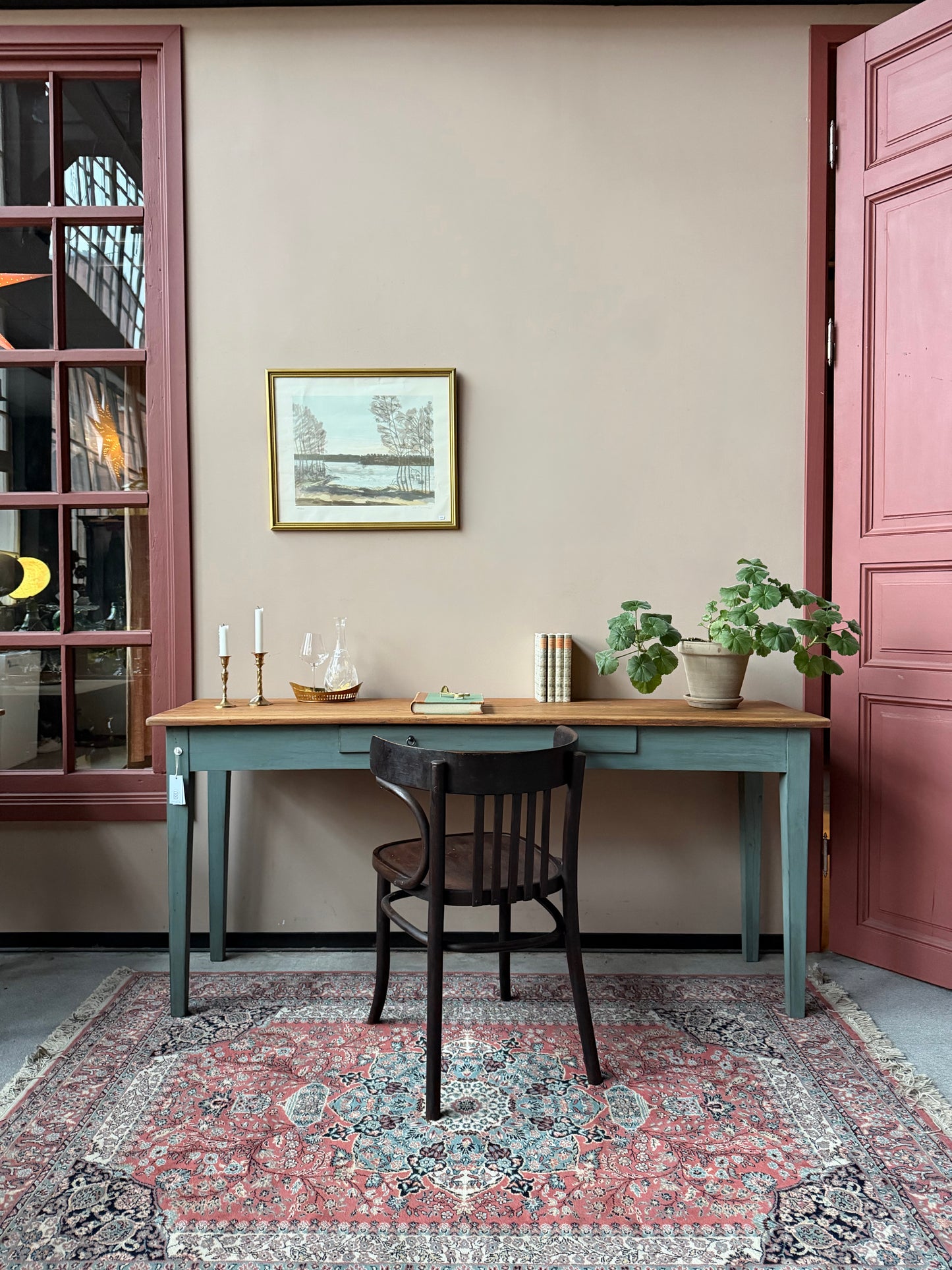 Ett otroligt vackert sideboard som även kan användas som skrivbord.Bordet har en låda med vackert beslag.Bordet är gammalt och sedan tidigare målat i en grågrön nyans med lite nött finish.Bordet är gammalt och vissa mindre skavanker kan förekomma.