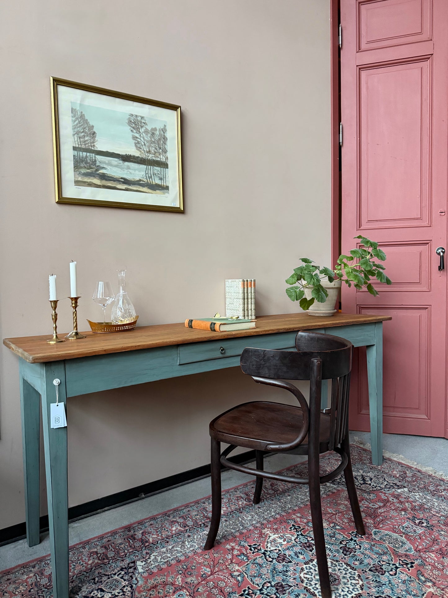 Ett otroligt vackert sideboard som även kan användas som skrivbord.Bordet har en låda med vackert beslag.Bordet är gammalt och sedan tidigare målat i en grågrön nyans med lite nött finish.Bordet är gammalt och vissa mindre skavanker kan förekomma.