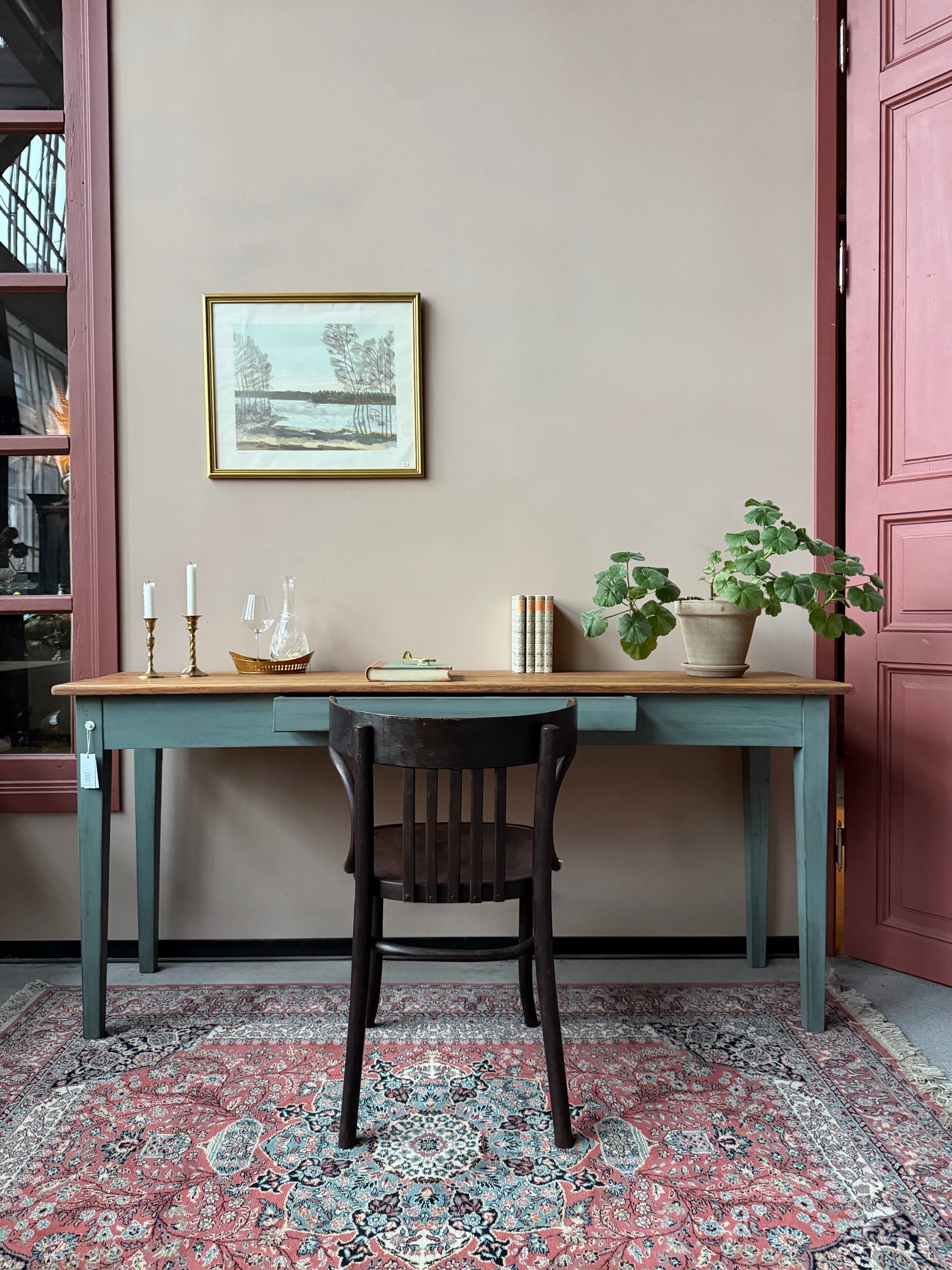 Ett otroligt vackert sideboard som även kan användas som skrivbord.Bordet har en låda med vackert beslag.Bordet är gammalt och sedan tidigare målat i en grågrön nyans med lite nött finish.Bordet är gammalt och vissa mindre skavanker kan förekomma.