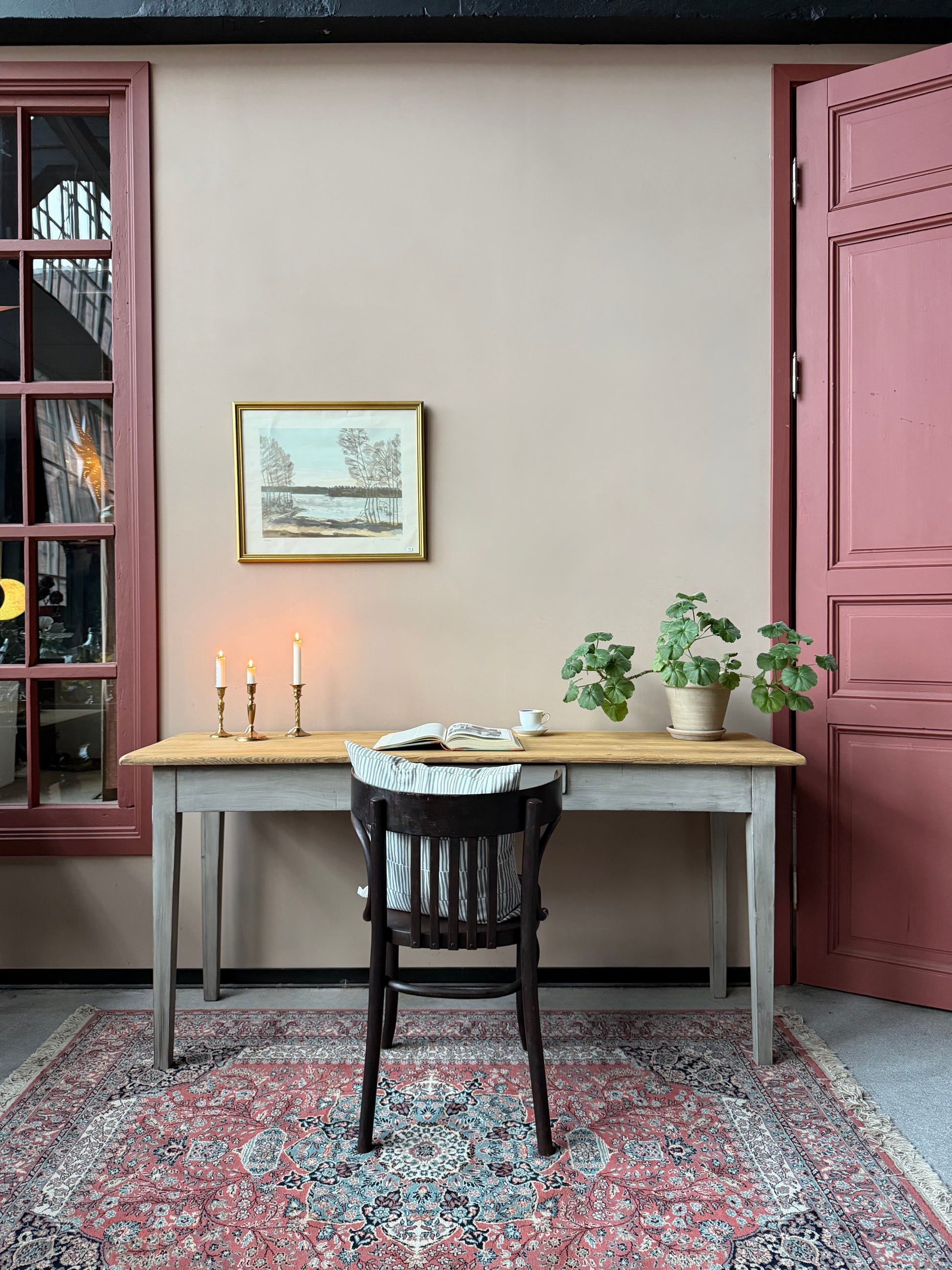 Ett otroligt vackert sideboard som även kan användas som skrivbord.Bordet har en låda med vackert beslag.Bordet är gammalt och sedan tidigare målat i en gråaktig nyans med lite nött finish.Bordet är gammalt och vissa mindre skavanker kan förekomma.