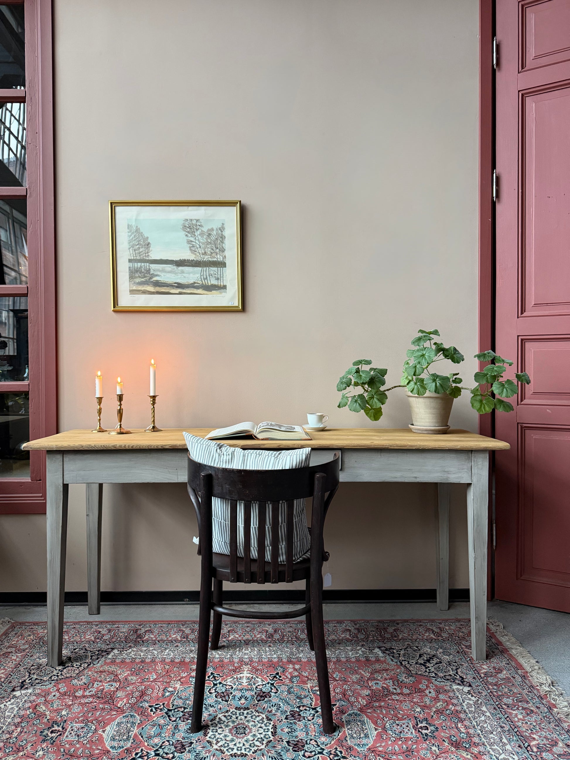 Ett otroligt vackert sideboard som även kan användas som skrivbord.Bordet har en låda med vackert beslag.Bordet är gammalt och sedan tidigare målat i en gråaktig nyans med lite nött finish.Bordet är gammalt och vissa mindre skavanker kan förekomma.