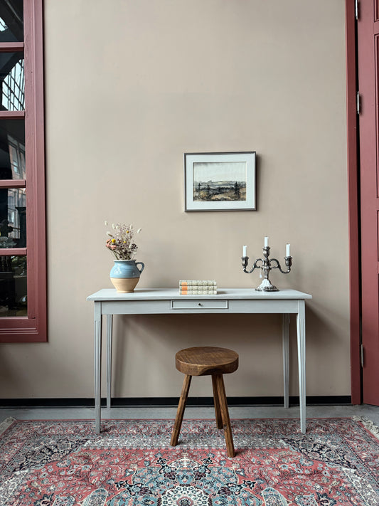 Ett otroligt vackert sideboard/skrivbord med lite nättare mått och tunna eleganta ben med snidade små spår som dekoration.Bordet är gammalt och sedan tidigare målat i en ljusgrå nyans med lite nött finish. 