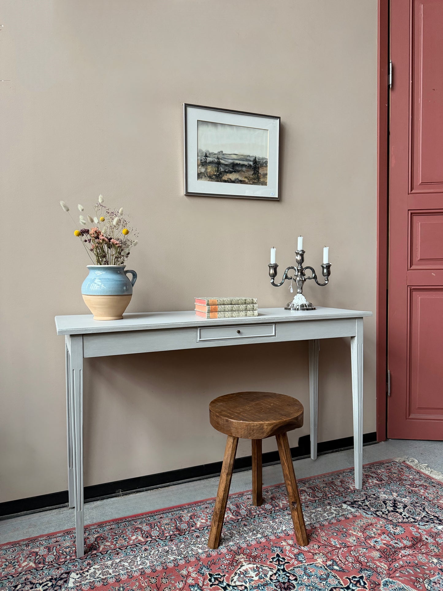 Ett otroligt vackert sideboard/skrivbord med lite nättare mått och tunna eleganta ben med snidade små spår som dekoration.Bordet är gammalt och sedan tidigare målat i en ljusgrå nyans med lite nött finish. 