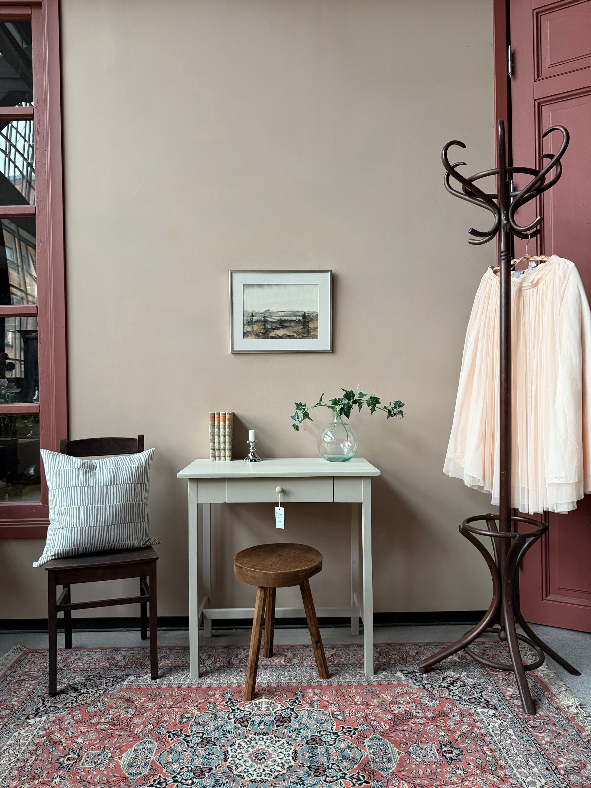 Ett litet vackert sideboard/skrivbord med lite nättare mått.Perfekt till det mindre kontoret eller barnrummet. Bordet är gammalt och målat i en ljusgrå färg. 