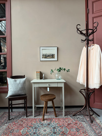 Ett litet vackert sideboard/skrivbord med lite nättare mått.Perfekt till det mindre kontoret eller barnrummet. Bordet är gammalt och målat i en ljusgrå färg. 