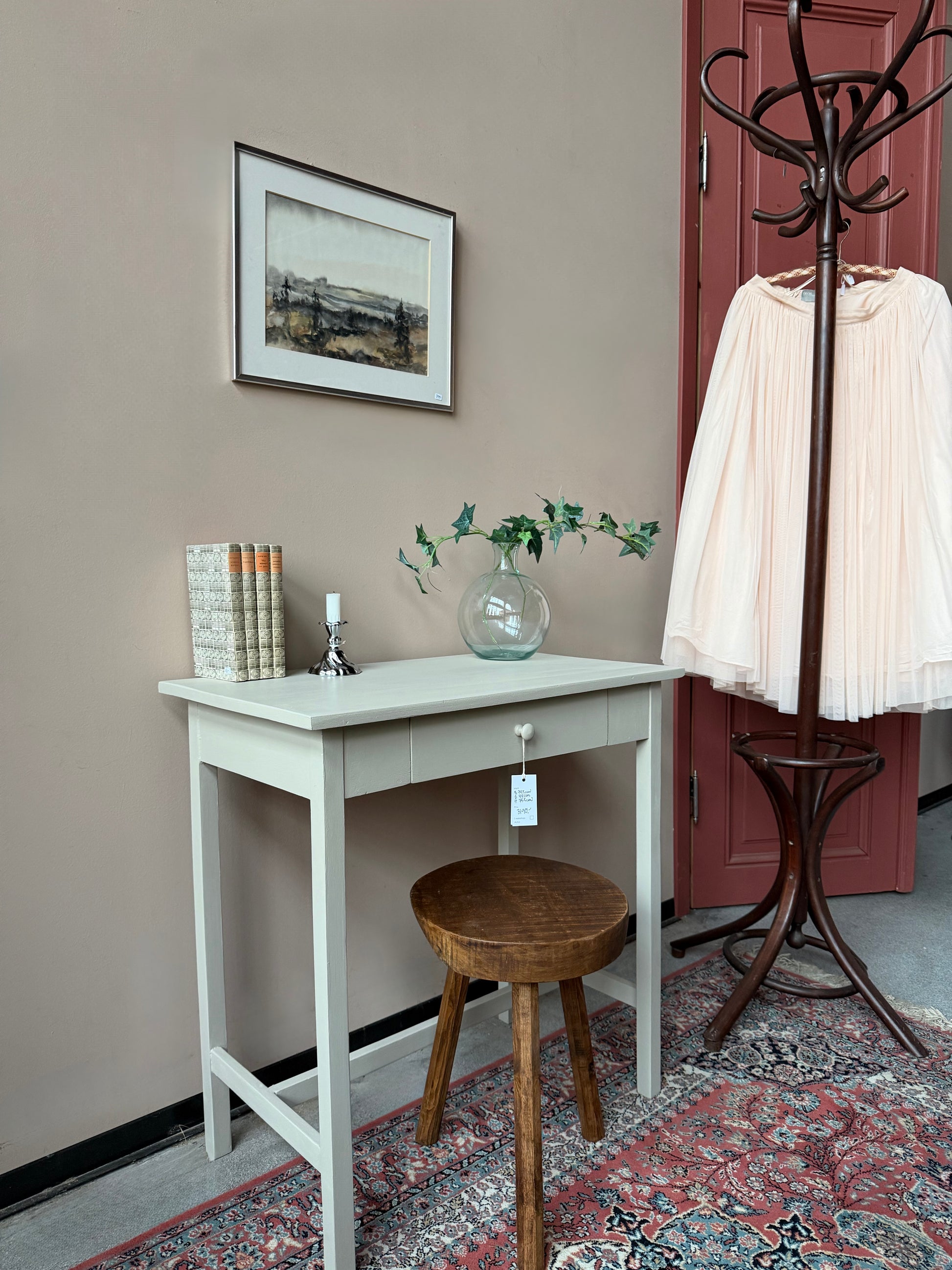 Ett litet vackert sideboard/skrivbord med lite nättare mått.Perfekt till det mindre kontoret eller barnrummet. Bordet är gammalt och målat i en ljusgrå färg. 