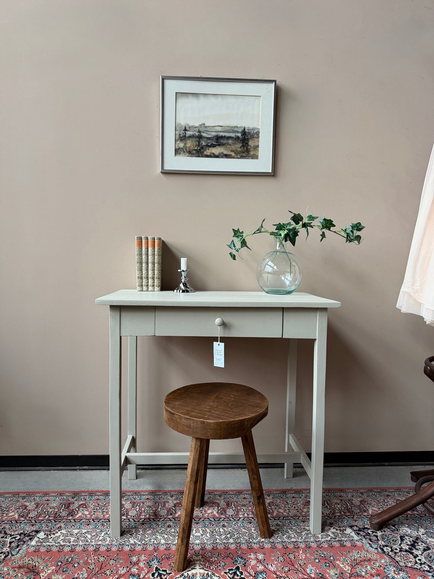 Ett litet vackert sideboard/skrivbord med lite nättare mått.Perfekt till det mindre kontoret eller barnrummet. Bordet är gammalt och målat i en ljusgrå färg. 