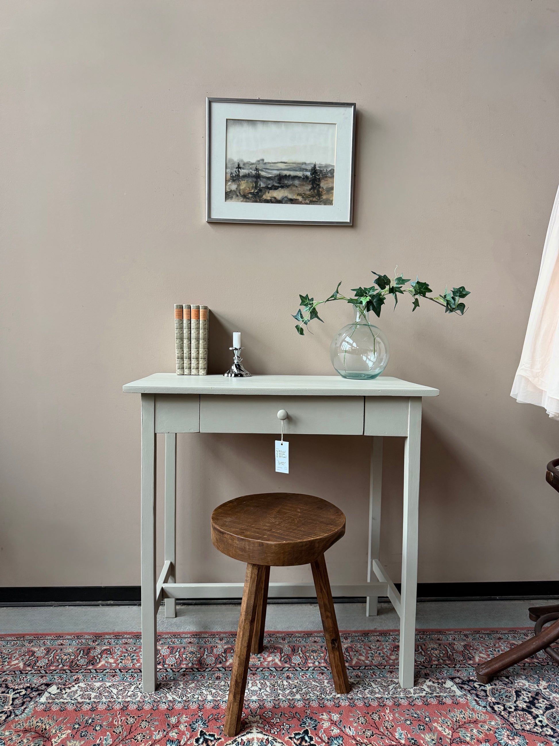 Ett litet vackert sideboard/skrivbord med lite nättare mått.Perfekt till det mindre kontoret eller barnrummet. Bordet är gammalt och målat i en ljusgrå färg. 