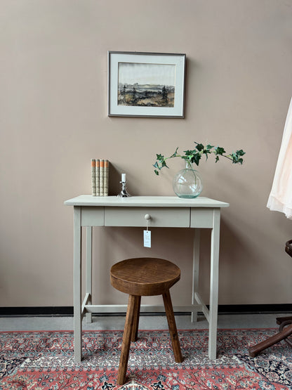 Ett litet vackert sideboard/skrivbord med lite nättare mått.Perfekt till det mindre kontoret eller barnrummet. Bordet är gammalt och målat i en ljusgrå färg. 