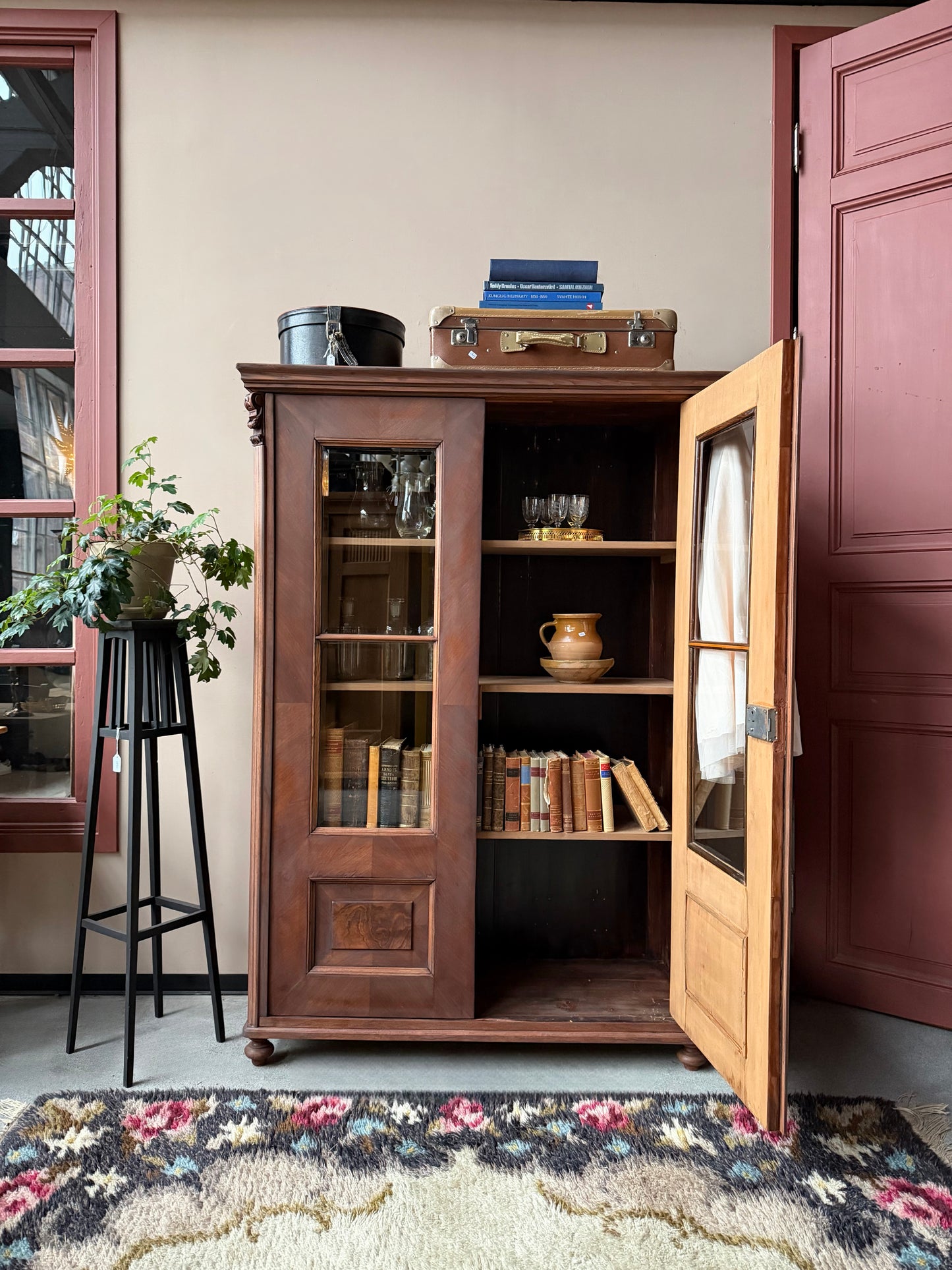 Ett gammalt vackert vitrinskåp med fina detaljer och utsmyckning i dess raka och enkla linjer.